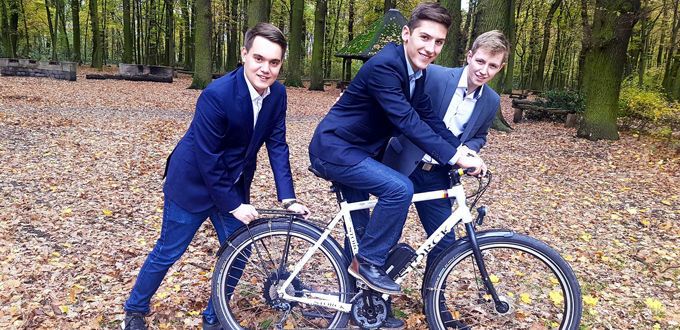 Ein Antrieb aus Abfällen - Drei junge Forscher entwickeln E-Bike-Antriebe mit Superkondensatoren, die aus Tee, Kaffee oder Äpfeln hergestellt werden. E-Bike-Antriebe sollen damit leistungsfähiger und umweltfreundlicher werden. Nun arbeiten die drei Jungforscher an der Patentanmeldung. (Kuraray)