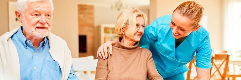 Sowohl Pflegende als auch ihre Angehörigen leiden unter Intransparenz und Bürokratie bei der Beurteilung des Pflegegrades.(©  Robert Kneschke – Getty Images via Canva.com)