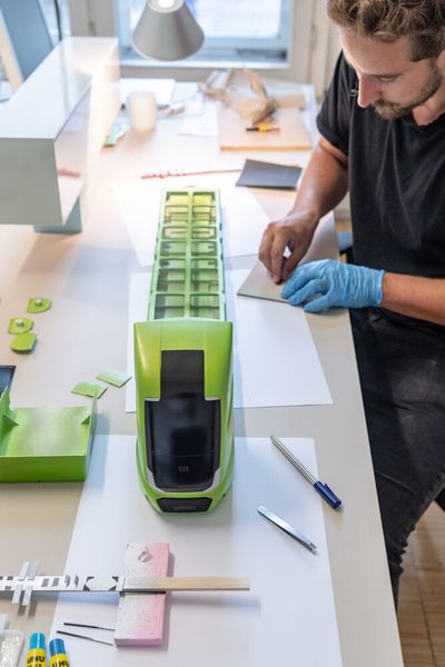 David Meier vom Lehrstuhl für Industrial Design arbeitet an einem Modell für das Projekt „Truck2030“. (A. Heddergott / TUM )