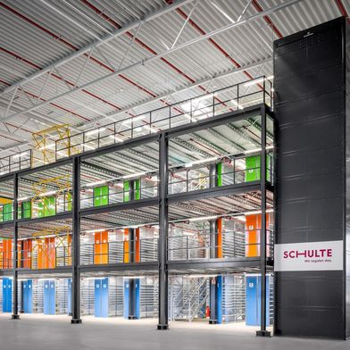 Das neue Lager von HBOD bietet rund 2.000 Fachbodenregalfelder mit sechs beziehungsweise zwölf Ebenen. (Bild: Gebrüder Schulte GmbH & Co. KG)