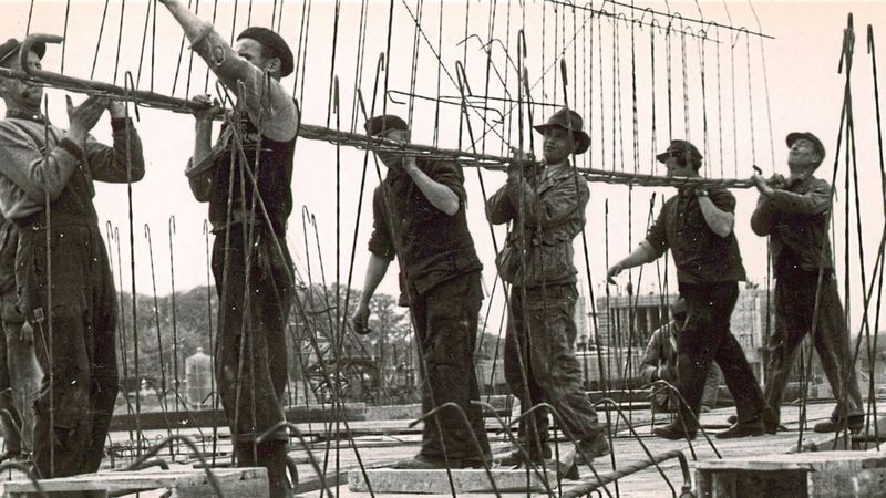 1955: 372 Mitarbeiter beginnen in einem schneereichen Winter mit dem Bau des Werkes. Schon Ende März sind auf der Baustelle 1.000 Arbeiter beschäftigt. Und gerade mal ein Jahr später war das große Werk auch schon fertig – das waren noch Zeiten in Deutschland! (Bild: VWN)