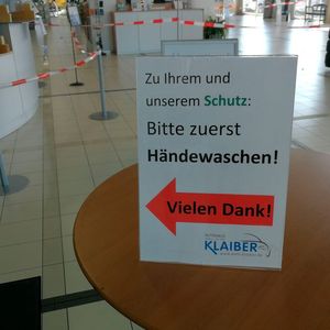 Erst Händewaschen, dann vortreten. Mit Klebestreifen und Infotafeln wird hier den Kunden ihr Weg gewiesen.(Bild:  Autohaus Klaiber)