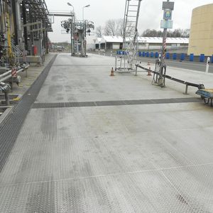 Since the installation and commissioning of the lining system in a three-lane tank cleaningfacility for silo tankers at Alfred Talke GmbH & Co. KG in Stade around twelve years ago,over 100,000 tankers have been cleaned. Mandatory inspections are performed every fiveyears, and the most recent of these took place earlier this year. It revealed that one piece oflining just 80 by 80 centimetres in size needed replacing and that some welds in theintegrated drainage channel needed reworking.