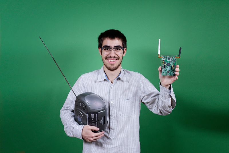 Wer Daten übertragen, Radio hören oder funken will, kann dazu ein sogenanntes Software Defined Radio (SDR) nutzen. Die Signalverarbeitung dieser Hochfrequenzsender und -empfänger, geschieht mittels Software. Vorteile sind eine reduzierte Geräteinfrastruktur und eine gute Anpassung an wechselnde Übertragungsstandards. Lukas Lao Beyer hat ein kostengünstiges SDR entwickelt. Prinzipiell besteht ein SDR aus einer Antenne zum Senden und Empfangen von Daten sowie einem Analog-Digital-Wandler. Die Eingangssignale werden in einem Prozessor verarbeitet und über eine USB-Schnittstelle an einen PC weitergeleitet. Der Jungforscher realisierte den SDR auf einer Leiterplatte. Dabei galt es, eine gute Signalqualität sicherzustellen und die Software so zu entwickeln, dass große Datenmengen in Echtzeit übertragen werden können.  (Bild: Jugend forscht e.V.)