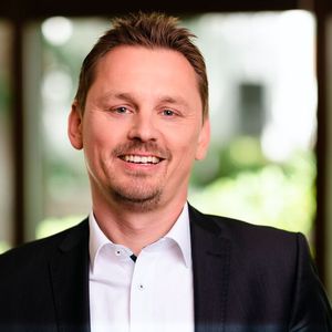 „Die Kreativität der Cyberkriminellen kennt keine Grenzen. Deshalb setzen wir nicht mehr ausschließlich auf eine große jährliche Schulung, sondern zusätzlich auf regelmäßige kurze Awareness-Formate sowie verpflichtende Trainings zu konkreten, aktuellen Bedrohungsszenarien. Gleichzeitig wissen die Mitarbeitenden: Nachfragen ist ausdrücklich erwünscht, auch beim Top-Management. Gerade bei sensiblen Transaktionen sollte niemand einer vermeintlichen Anweisung folgen, nur weil er Hemmungen hat, diese zu hinterfragen.  Freigegebene KI-Anwendungen sind Bestandteil unseres Arbeitsalltags. Deshalb sind verpflichtende Basisschulungen sowie ergänzende, zielgruppenspezifische Trainings Teil unserer Strategie. Die Schwerpunkte liegen auf der sicheren Nutzung, dem Datenschutz, dem Schutz des geistigen Eigentums und dem verantwortungsvollen Umgang mit vertraulichen Informationen. Die Zugriffe auf KI-Funktionen und -Agenten unterliegen dabei klar definierten Berechtigungen und unseren Zero-Trust-Prinzipien.“ – Christian Koch, Senior Vice President Cybersecurity IoT/OT, Innovations & Business Development bei NTT DATA DACH(Bild:  NTT DATA DACH)