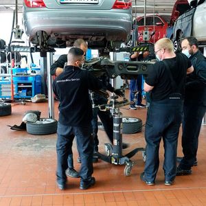 Teamwork: Wenn die komplette Hinterachse einer C-Klasse zu wechseln ist, dann packen alle mit an.(Bild:  Rosenow/»kfz-betrieb«)