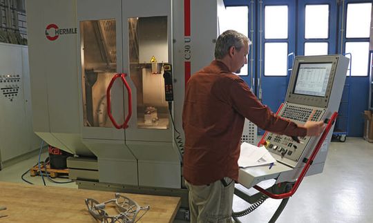 (Flexibel einsetzbar, präzise und steif – das 5-Achsen Hochleistungs-Bearbeitungszentrum Hermle C30 U eignet sich optimal für die Anforderungen bei Parare. Bild: Parare/Open Mind)