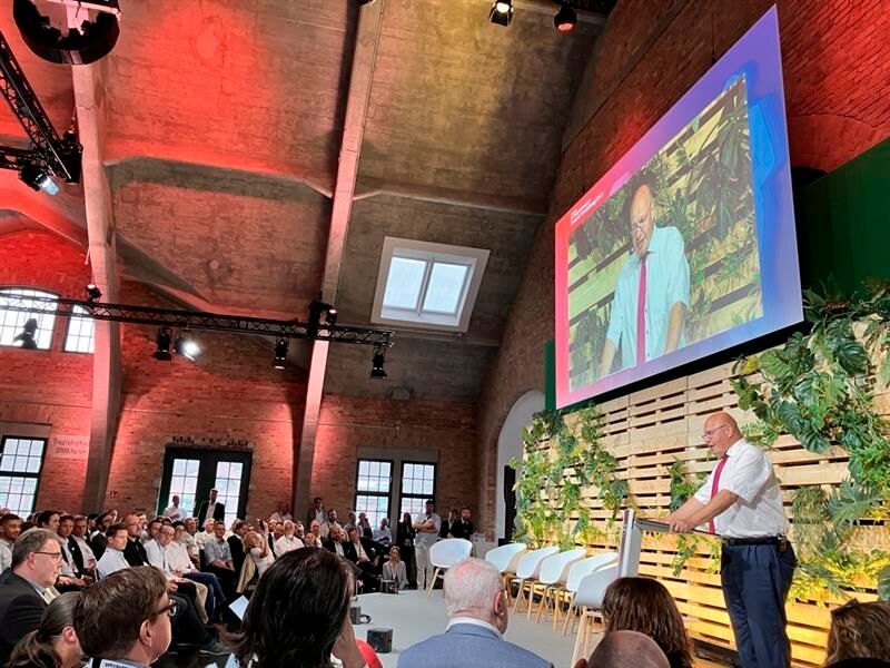 Eine besondere Gesprächsrunde folgte am Abend des ersten Kongresstages: Peter Altmaier, ehemaliger Bundesminister und Beirat von Wegweiser, übernahm die Leitung der Diskussionsrunde.  (Bild: Serina Sonsalla / Vogel IT-Medien)