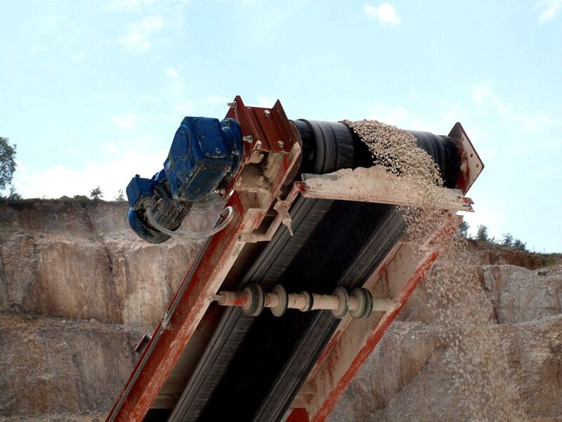Zuverlässig und sicher auch bei rauen Umgebungsbedingungen – ein Nord-Kegelstirnradgetriebemotor treibt im Holcim-Zementwerk in Koromacno, Kroatien, ein Förderband an. (Bild: Nord)