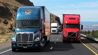 Henry Albert ist kein gewöhnlicher Trucker. Zwar taugt sein Freightliner Cascadia durchaus zum „King oft the Road“. Doch am Steuer sitzt ein kühler Rechner, der um jeden Tropfen Diesel geizt. (Foto: Benjamin Bessinger/SP-X)