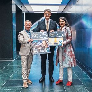 Präsentierten im Bundesverkehrsministerium die neue Licht-Sicht-Test-Plakette: (v. l.) ZDK-Präsident Thomas Peckruhn, Bundesverkehrsminister Patrick Schnieder und DVW-Präsidentin Kirsten Lühmann.(Bild:  Julian Osswald)