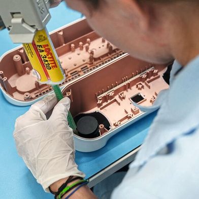 Endmontage eines Geräts für die Medizintechnik am Cicor-Standort in Bronschhofen. Die Anforderungen an die Elektronikfertigung reichen heute über die reine Baugruppenfertigung hinaus und umfassen zunehmend auch Test, Integration und Gerätebau.  (Bild: Cicor Group)