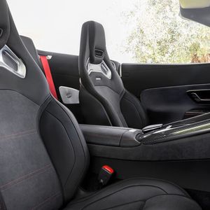 Serienmäßig bei den Achtzylinder-Modellen ist der Airscarf: Aus Luftauslässen in den Kopfstützen strömt warme Luft in den Passagierraum. (Bild:  Mercedes-Benz)