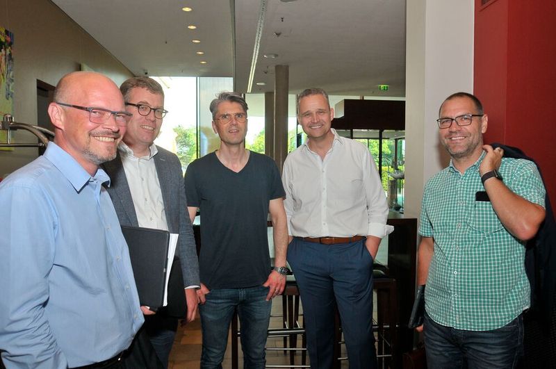 Jung geblieben: (v. li.) Holger Schade (Kfz-Gewerbe Thüringen), Jan-Niklas Sontag (Kfz-Gewerbe Schleswig-Holstein), Niklas Burmester (Kfz-Gewerbe Saarland), Roger Seidl (Kfz-Gewerbe Hessen) und Dietmar Hoffmann (Kfz-Gewerbe Thüringen). (Zietz/»kfz-betrieb«)
