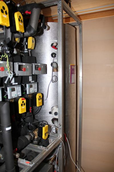 Im Anschluss daran befinden sich die Pumpen und Regelungen sowie der Wasserspeicher (silber glänzend). (Bild: Schäfer)