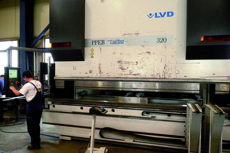 Bei Metallbau Heckel unverzichtbar: Abkantpresse Typ PPEB von LVD mit CNC-Steuerung und einer Biegelänge von 4000 mm. (Archiv: Vogel Business Media)