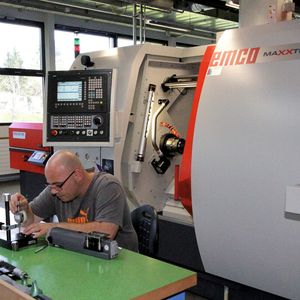 Didier Habegger: «Da wir keine grossen Serien haben, ist für uns wichtig, dass sämtliche Werkzeuge immer im Speicher der Steuerung bleiben. Das erleichtert und beschleunigt das Umrüsten ungemein.»