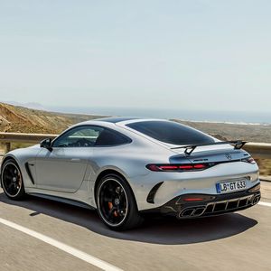 Zum Marktstart gibt es einen 4,0-Liter-V8-Biturbomotor mit wahlweise 350 kW/476 PS oder 430 kW/585 PS.(Bild:  Mercedes-Benz AG)