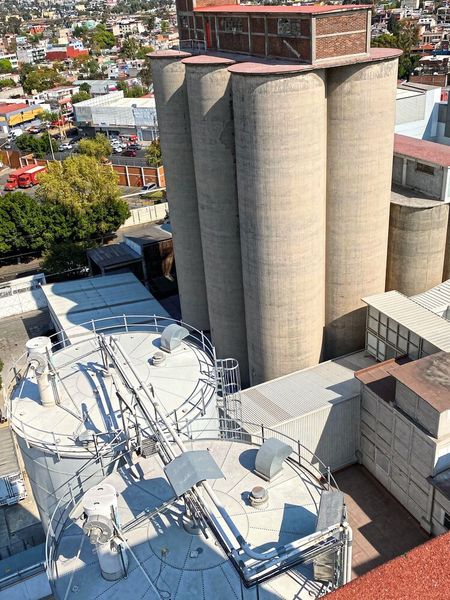Beim Messen im Inneren der hohen, schlanken Silos sind Einbauten und Verstrebungen eine Herausforderung. Die hohe Fokussierung der Vegapuls 69-Sensoren hilft, das Messsignal von Störsignalen zu trennen. (Bild: Vega)