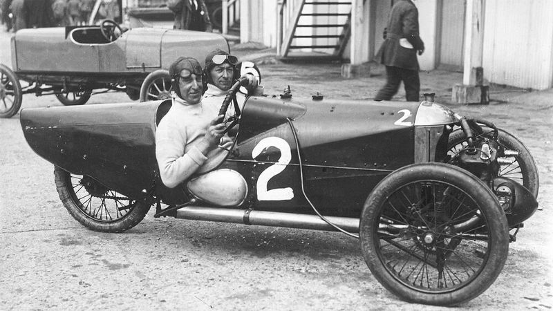 Der Morgan Threewheeler ist ein britischer Roadster mit zwei Vorderrädern, nur einem Hinterrad und einem Zweizylinder-Frontmotor. Henry Frederick Stanley Morgan konstruierte den Prototyp 1908/09 und stellte sein erstes Modell, den einsitzigen „Morgan Runabout“, 1910 auf der Londoner Fahrrad- und Motorrad-Ausstellung der Öffentlichkeit vor. Obwohl es keinen Plan für eine Serienfertigung gab, war das Interesse an dem kleinen Wagen so groß, dass Morgan in neue Gebäude und Maschinen investierte und ihn produzierte. (Bild: picture alliance / Heritage-Images)