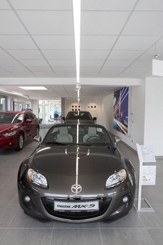 ... und eine lineare LED-Beleuchtung über den ausgestellten Fahrzeugen. (Foto: Mazda)