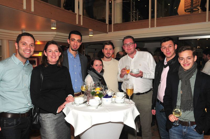 Get-together in „Kaamp Hüs“: Zu Finger-Food, Bier und Wein lud Trost Auto Service Technik die Gäste ein. (Zietz / »kfz-betrieb«)