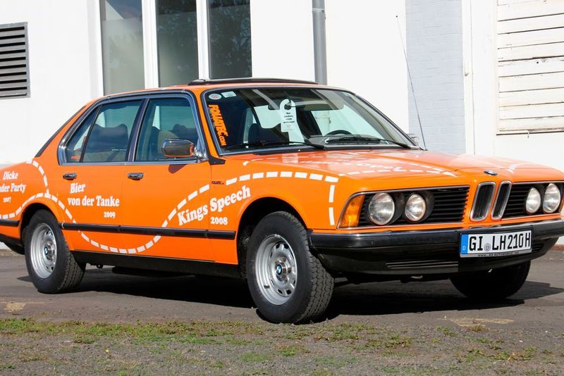 Die Modelle der 7er Reihe/E23 waren das High-End-Produkt Ende der siebziger Jahre bei BMW. Ebenso wie den 250 S entwarf Paul Bracq die spritzige Limousine mit dem sportlichen Charakter. Verbunden mit einer großzügigen und komfortablen Innenausstattung, die sich durch Übersichtlichkeit und klare Linien auszeichnet, war dieser Wagen die Münchner Antwort auf die automobile Oberklasse aus Stuttgart. Die Firma Foliatec aus Schwabach folierte die viertürige Luxus-Limousine im kultigen 70er-Jahre-Outfit der Creme-21-Youngtimer-Rallye, deren Veranstalter diesen Wagen für den guten Zweck zur Verfügung stellten. (Lebenshilfe)