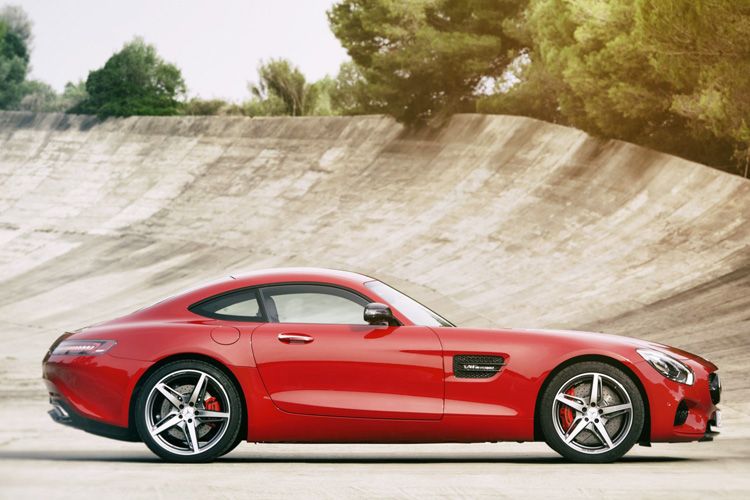 Klassisches Sportwagen-Design: Lange Motorhaube, knackig-kurzes Heck und kuppelartiges Dach. (Foto: Daimler)