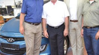 Das Team der Heinrich-Lanz-Schule freut sich über sein neues Schulungsfahrzeug. (Foto: Hyundai)