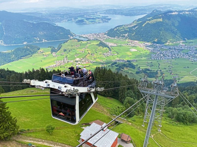 Weltweit einzigartig: Die Cabrio-Bahn am Stanserhorn mit offenem Oberdeck. (Bild: Anne Richter, SMM)