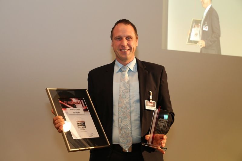 Dirk-Jan Bösinger, Arrow ECS, erhielt den Award für den besten Distributor von Software & Applications. (Nina Solansky)