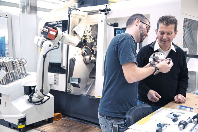 Martin Fetz (à gauche) et Andreas Gamper discutent de la stratégie de fabrication pour produire la pièce avec la plus grande sécurité de processus possible. (Source : Matthias Böhm)