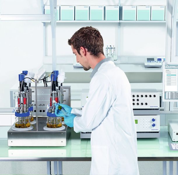 Abb.1: Parallele Mini- und Klein-Fermenter für die Produktentwicklung. (Bild: Eppendorf)