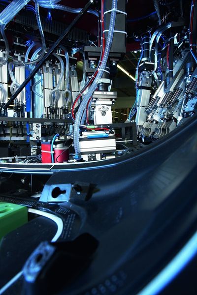 MS Spaichingen setzt den MPS ohne Teach-Taste am Sensor ein, weil alle Einstellungen nicht mehr im Werkraum, sondern nur noch über die Maschinensteuerung vorgenommen werden. (Bild: Sick)