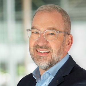 Helmut Prieschenk, langjähriger Geschäftsführer beim Parksteiner Intralogistik-Experten Witron: „Ich bin mir sicher, dass ich noch ein End-to-End-Witron-AI-Modell für das Warehouse erleben werde.“(Bild:  Witron)