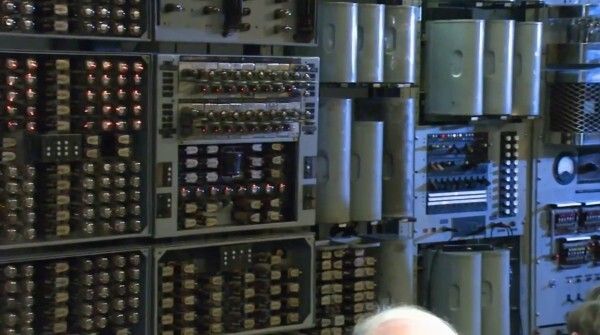 Ein historischer Moment: WITCH, der älteste funktionstüchtige Computer der Welt wird nach drei Jahren Restaurierung gebootet und so wieder zum Leben erweckt (Bild: TNMOC)
