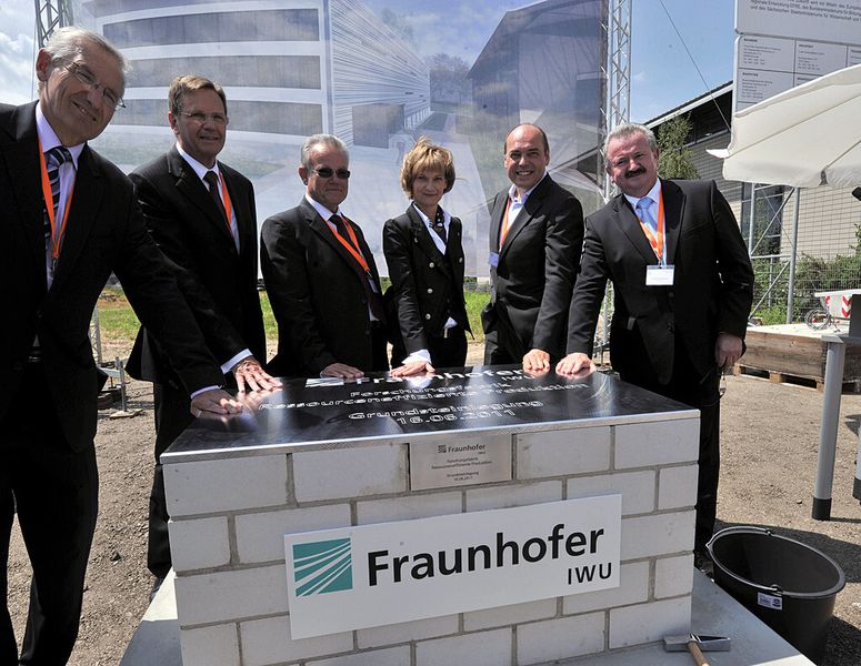 Sie legten im vergangenen Jahr den Grundstein für die Forschungsfabrik „Ressourceneffiziente Produktion“ (v.l.): Prof. Alfred Gossner, Vorstandsmitglied der Fraunhofer-Gesellschaft; Prof. Jochen Heizmann, Mitglied des Vorstandes der Volkswagen AG; Prof. Hans-Jörg Bullinger, Präsident der Fraunhofer-Gesellschaft; Barbara Ludwig, Oberbürgermeisterin der Stadt Chemnitz; Stefan Ludes, Architekt der Forschungsfabrik, sowie Prof. Reimund Neugebauer, Leiter des Fraunhofer-IWU. (Bild: IWU)
