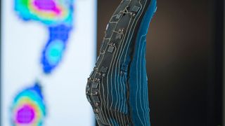 Druckmessstrumpf mit integrierten Elastomer-Sensoren: Das Bild zeigt einen Messedemonstrator ohne zweite, äußere Textillage. (Bild: Fraunhofer ISC)