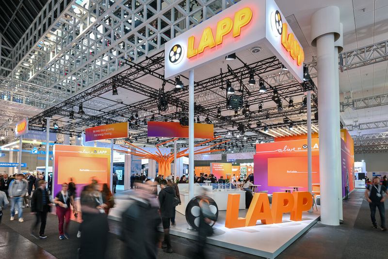 Lapp zeigt in Hannover unter anderem Fortschritte und laufende Projekte im Bereich Additive Manufacturing und Rapid Prototyping sowie beim hauseigenen Chatbot „Lapp Product Expert“. Außerdem zeigt das Unternehmen einen neuen EPIC M23-Steckverbinder. Die Komponente im neuen „Clean Design“ ist auf den direkten Anschluss an Servomotoren ausgelegt. Hannover Messe 2025: Halle 11, Stand C15 (Bild: Sebastian Hauenstein/Lapp)
