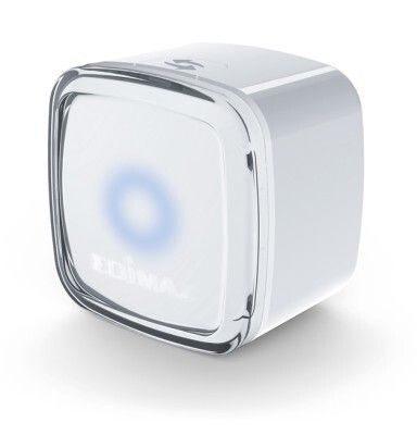 Red Dot Award 2015 - Wi-Fi Extender N300 Smart von Edimax: Der Wi-Fi-Extender sorgt auch in weiten Winkeln eines Haushaltes für einen guten Wi-Fi-Empfang und bietet über eine App familienfreundliche Zusatzfunktionen. So lassen sich z. B. unterschiedliche Wi-Fi- Netzwerke einrichten. Der Internetzugang jüngerer Familienmitglieder kann zeitlich reglementiert und deren Onlinezeit dokumentiert werden. Ein Nachtmodus deaktiviert Wi-Fi und LED-Anzeige und sichert ungestörte Nachtruhe. Optisch ansprechend ist dazu der dezente blaue LED-Ring. (Bild: Red Dot)