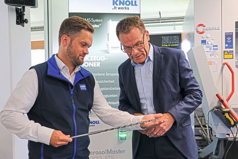 Raffael Eberle bespricht mit Ralf Spöcker, Gebietsverkaufsleiter bei Knoll, wie sich der AerosolMaster beim Tieflochbohren einsetzen lässt. (Bild: Knoll)