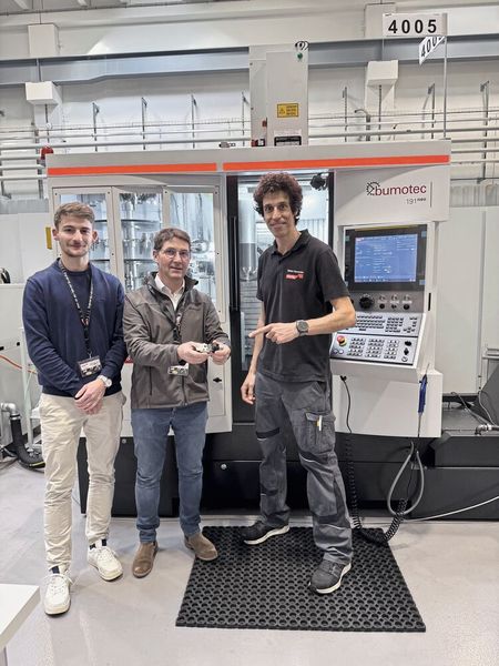 De g. à d. : Jean Hattenberger, technicien appli­cations chez Iscar, René Missillier, commercial  Romandie du sud chez  Iscar et Stephan Narn­hofer, ingénieur applications chez Starrag Bumotec.   (Source : Iscar Hartmetall AG)