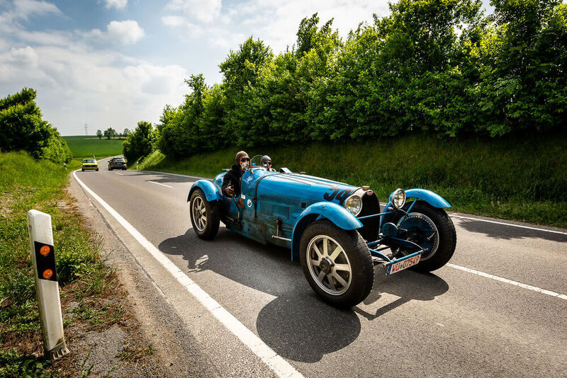Erst Schwarz, dann Anthrazit, dann Ocker und irgendwann Rehbraun: Wenn der Bugatti GP 54 so richtig Glas gibt, kann man ihn nicht nur hören, sondern auch die Abgase in unterschiedlichsten Verbrennungsstadien sehen.   (Stefan Bausewein)