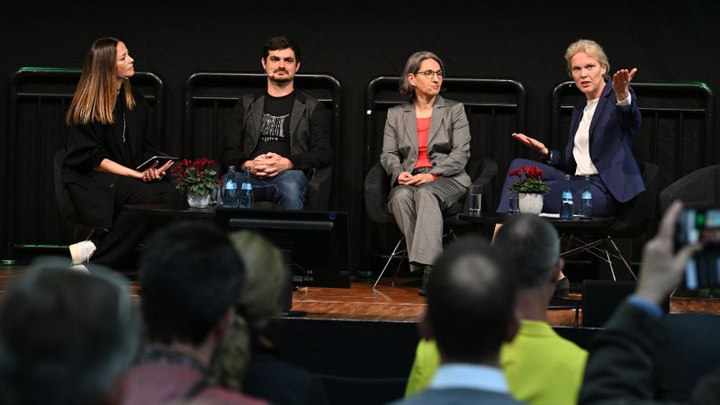 Fachvorträge und Diskussionen bringen Expertinnen und Experten aus Forschung, Industrie und Anwendung zusammen. (Bild: Landesmesse Stuttgart GmbH & Co. KG)