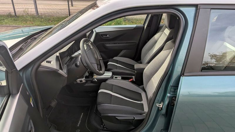 Mit mehrfarbigen Sitzbezügen und hellen Farben versucht Opel, den Innenraum einladend und wohnlich zu gestalten. (Bild: Rosenow – VCG)