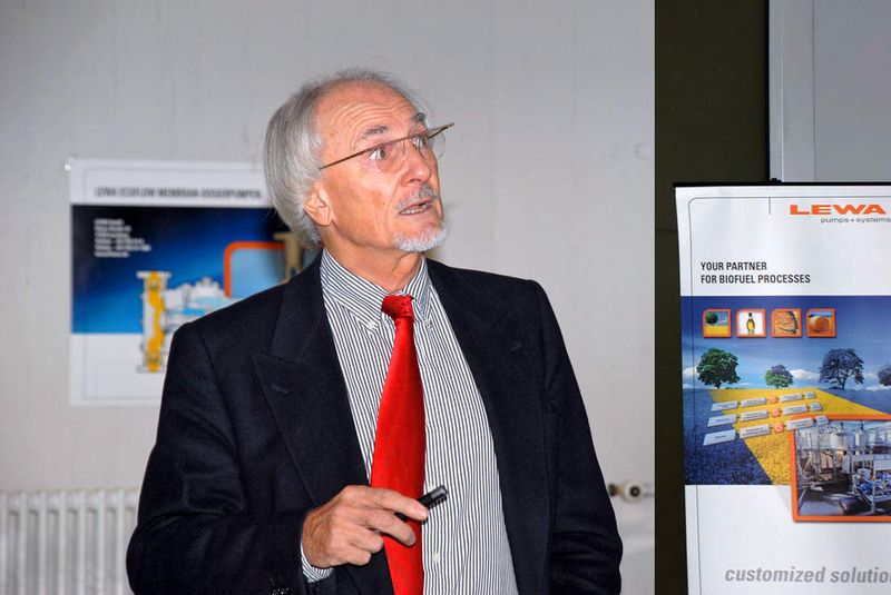 Über Mikroalgen als Rohmaterial für Wertstoffe und Energie referierte Prof. Dr. Walter Trösch vom Fraunhofer IGB.  (Bild: Lewa)