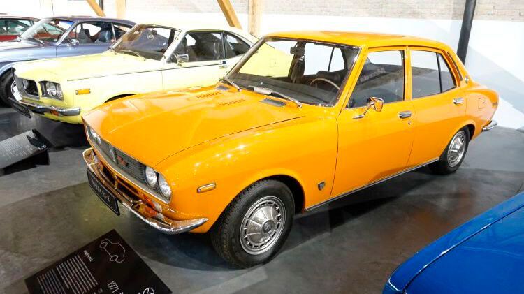 Den RX-2 produzierte Mazda von 1971 bis 1974 als viertürige Limousine und zweitüriges Coupé. Er besaß einen Zweischeiben-Wankelmotor mit 90 kW/122 PS bei 1,2 Litern Kammervolumen. Der Mazda RX-2 war im Wesentlichen eine Motorisierungsvariante („Wandelvariante“) des Mazda 616. In Japan wurde der Wagen unter dem Namen Capella RE (RE für Rotary Engine) verkauft, in Deutschland wurde er nie offiziell angeboten.  (Bild: Dominsky/»kfz-betrieb«)