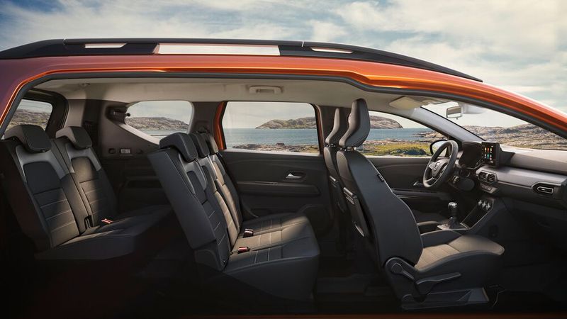 Bis zu sieben Sitze bietet der Jogger. Hinter den zwei Sitzen der ersten Reihe und der Dreierbank in der Mitte können zwei weitere einzelne Klappsitze bestellt werden.  (Bild:Dacia)