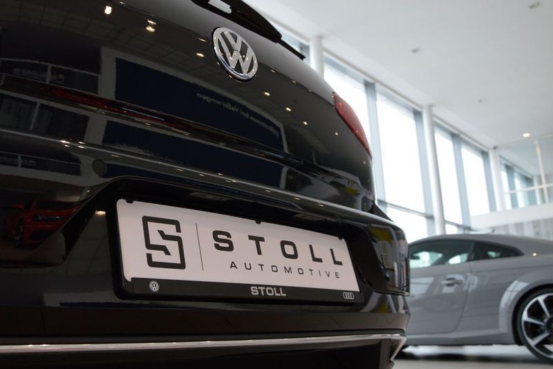 ... und Volkswagen. Spezialisierte Mitarbeiter kümmern sich ausschließlich darum, die Anfragen von Interessenten zu bearbeiten, die über das Netz ins Autohaus kommen. (Achter/»kfz-betrieb«)