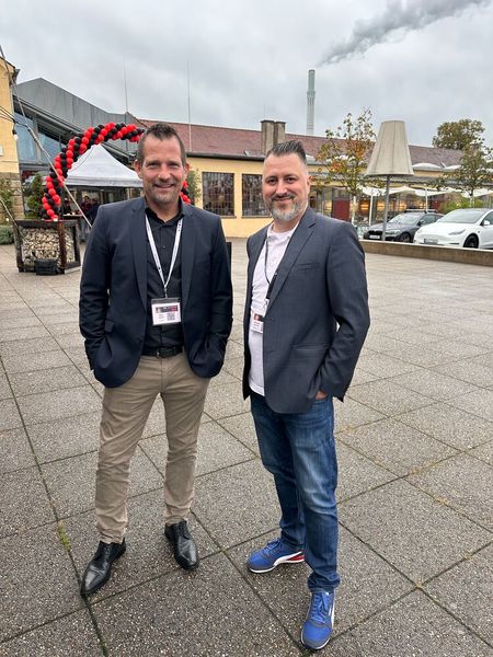 (l.) Mark Kieffer (GoBright) hat sich den Vortrag von Giuseppe Basirico (D3MO) angehört. (Bild: Vogel IT-Medien)